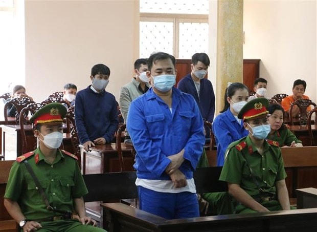 Bị cáo Trần Trí Mãnh và các đồng phạm tại phiên tòa.