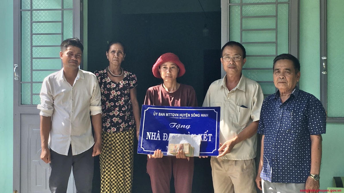 Trao nhà đại đoàn kết cho hộ nghèo Hờ Dét, buôn Chao, xã Ea Bá, huyện Sông Hinh.