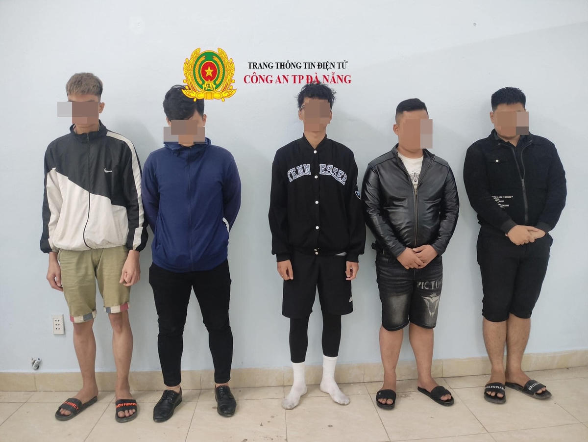 5 nghi phạm xin trú mưa, tránh ngập, lấy trộm 130 điện thoại di động ở siêu thị Điện máy xanh (Đà Nẵng) đêm 14/10. (Ảnh: Công an Đà Nẵng).