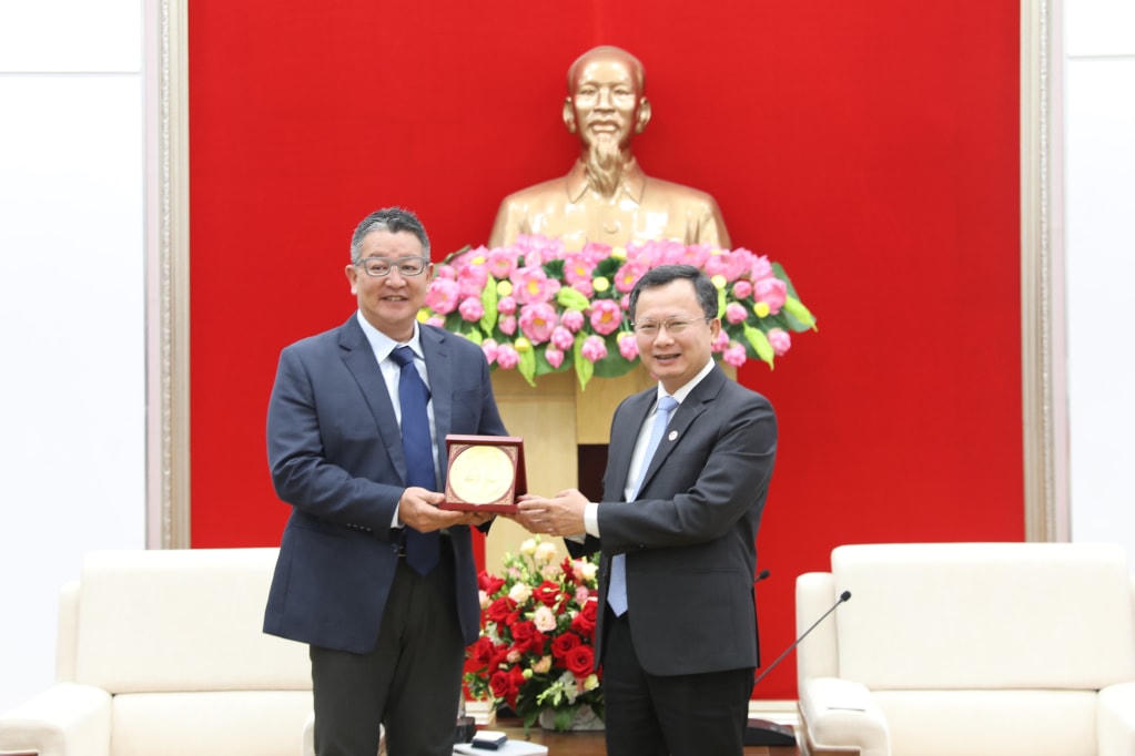 Ông Cao Tường Huy, Quyền Chủ tịch UBND tỉnh Quảng Ninh (bên phải) tặng Chủ tịch Công ty Mitsubishi Corporation bức hình vịnh Hạ Long. Ảnh: Đỗ Phương.