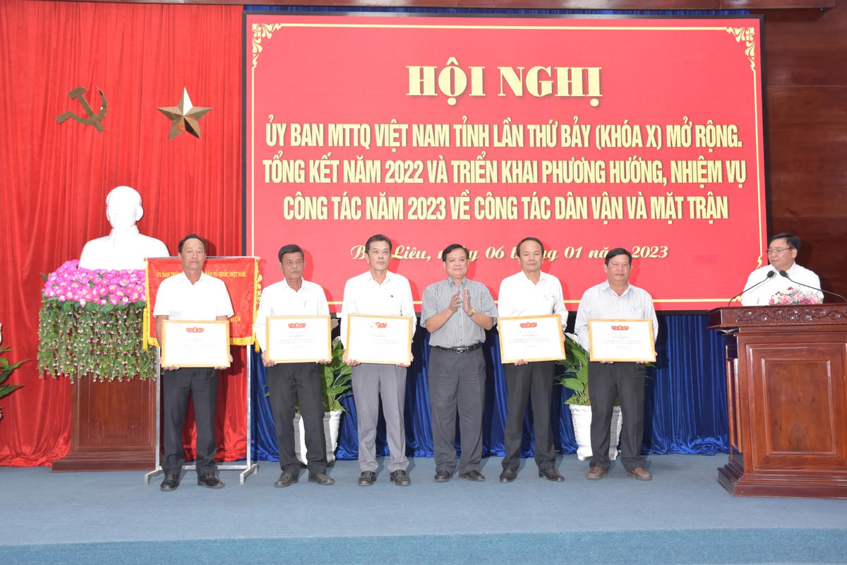 Nhiều tập thể, cá nhân có thành tích xuất sắc trong công tác Mặt trận năm 2022 được khen thưởng.