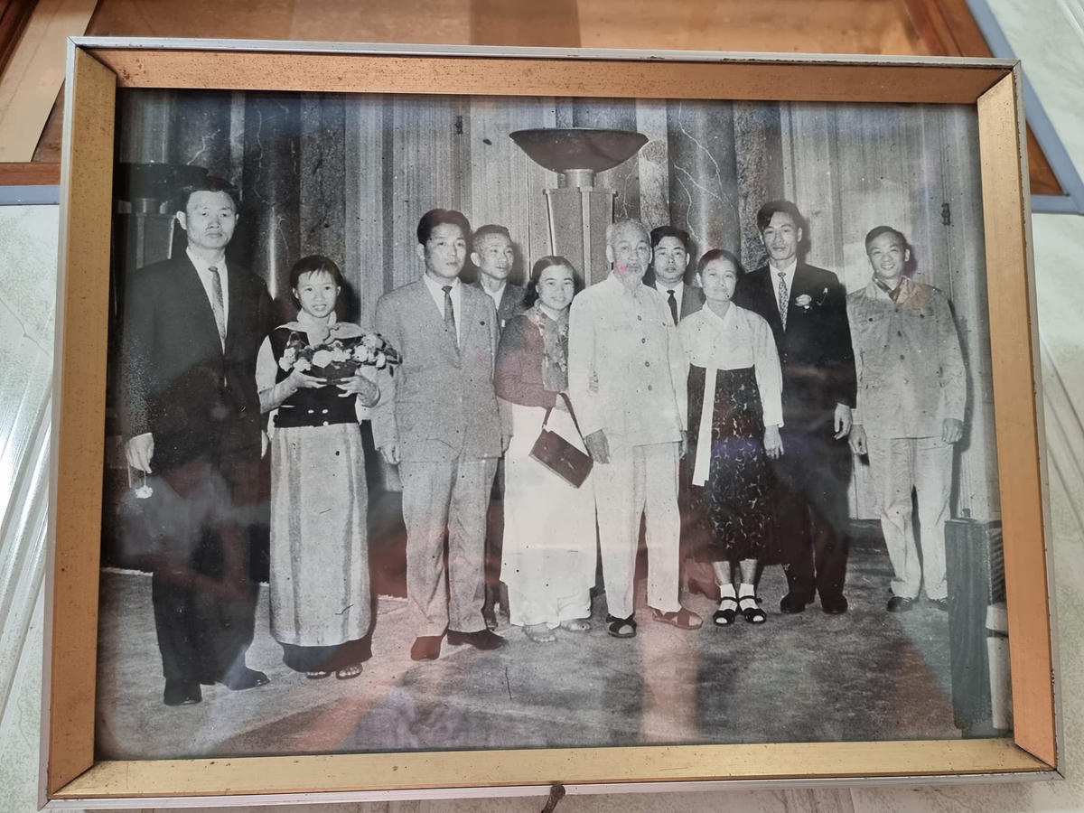 Nhà máy Dệt Nam Định từng 3 lần được đón Bác Hồ về thăm. Cả 3 lần Bác về thăm, bà Vũ Thị Bích Liên đều được gặp Bác. Trong ảnh, bà Liên là người cầm hoa.