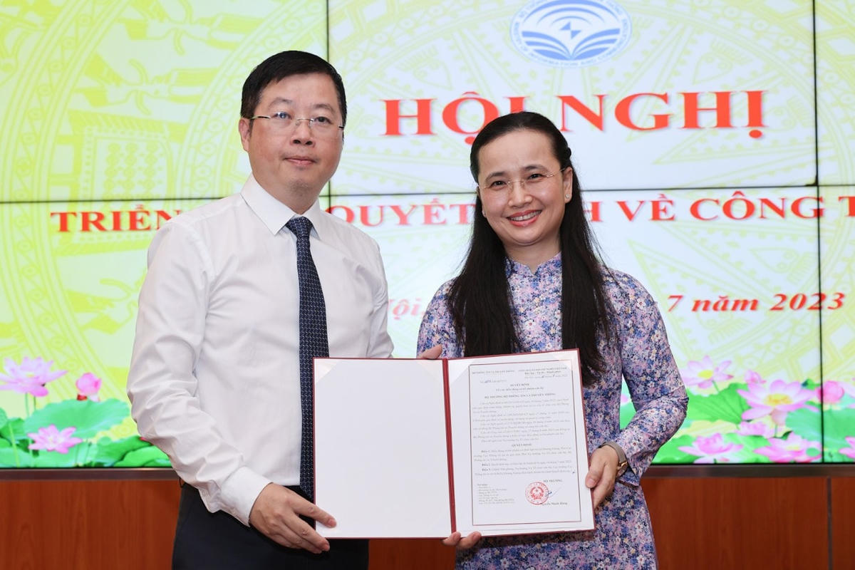Thứ trưởng Bộ TT&TT Nguyễn Thanh Lâm trao quyết định cho bà Lê Hương Giang. (Ảnh: Lê Anh Dũng).