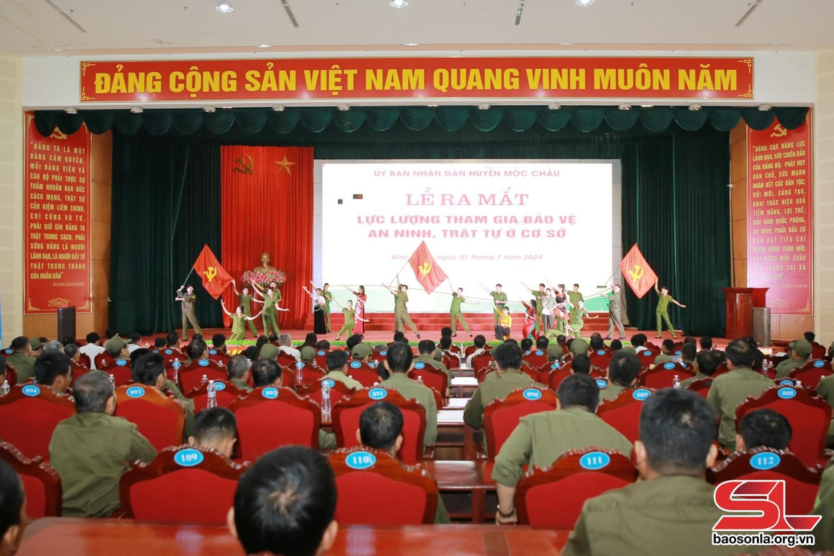 Lễ ra mắt lực lượng tham gia bảo vệ an ninh, trật tự ở cơ sở huyện Mộc Châu.