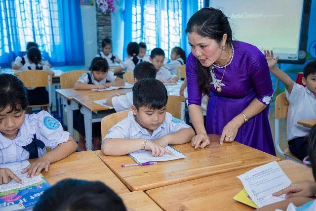Cần thay đổi chính sách đãi ngộ để giữ chân giáo viên.
