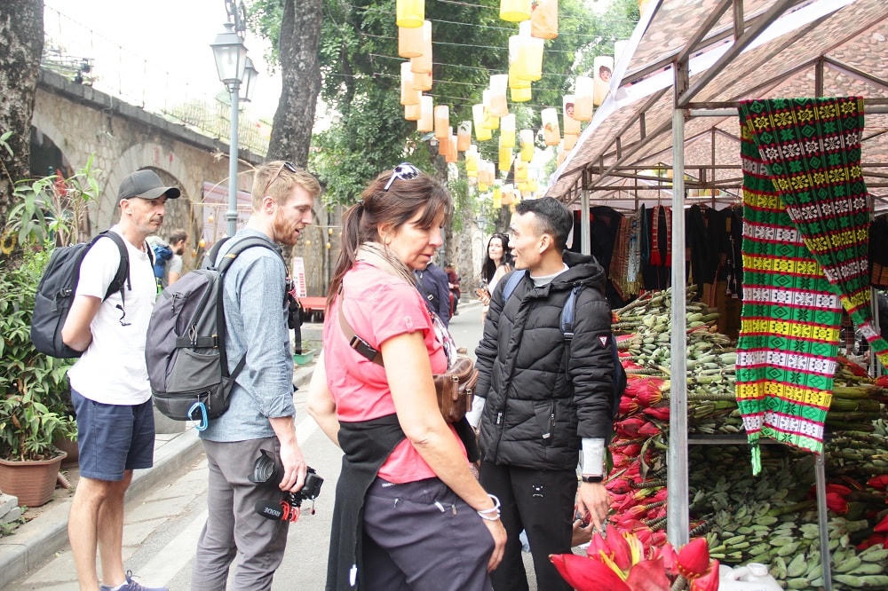 Du khách tham quan tại Văn Miếu - Quốc Tử Giám.