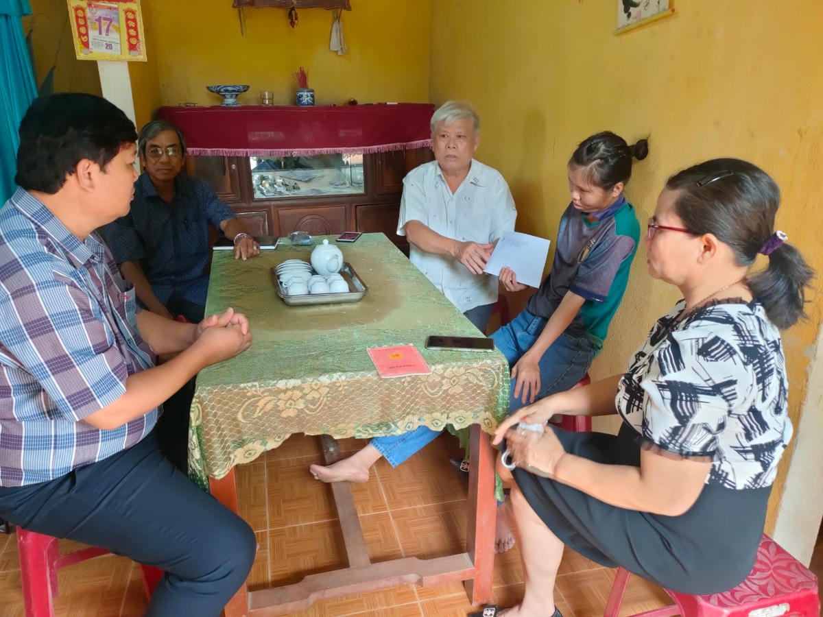 Đoàn thăm hỏi, trao quà cho em Nguyễn Thái Bình ở thôn Tư Cung, xã Tịnh Khê, thành phố Quảng Ngãi.
