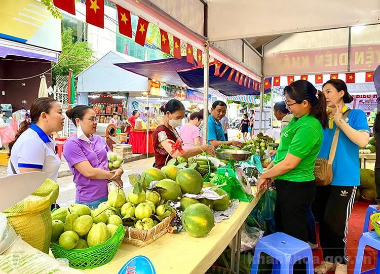 Phiên chợ thu hút đông đảo người dân, du khách đến tham quan, mua sắm.