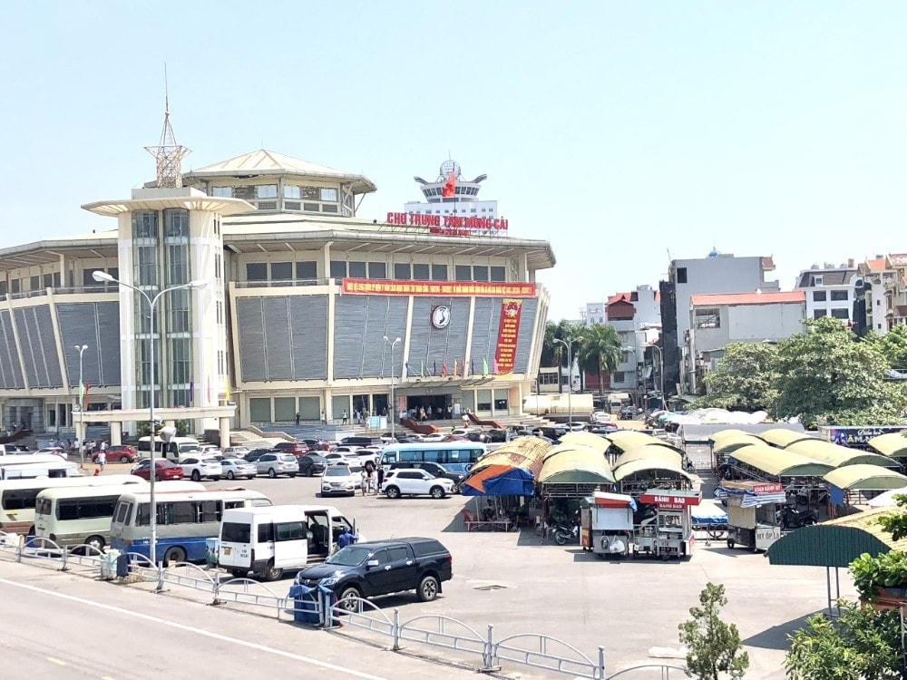 Chợ trung tâm TP Móng Cái là một trong những điểm thu hút nhiều khách du lịch.