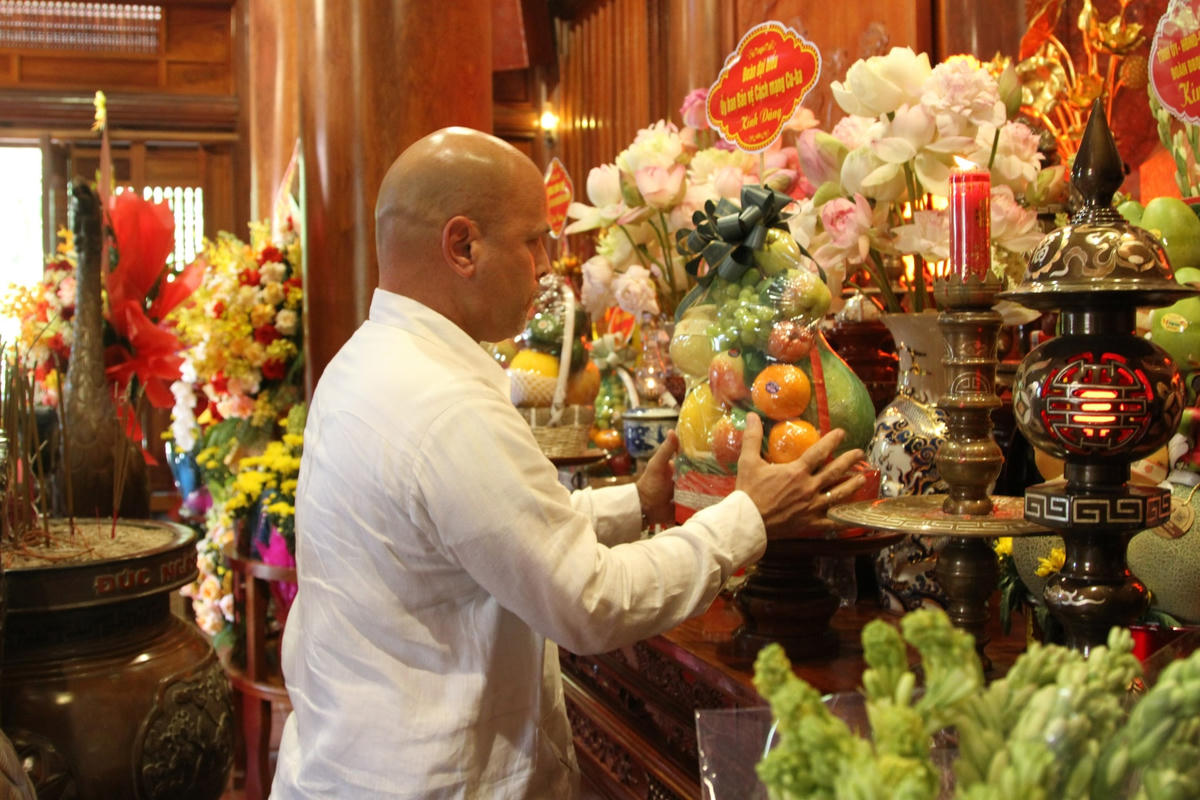 Chủ tịch Ủy ban Bảo vệ Cách mạng Cuba dâng hoa, dâng hương tại Khu di tích Kim Liên