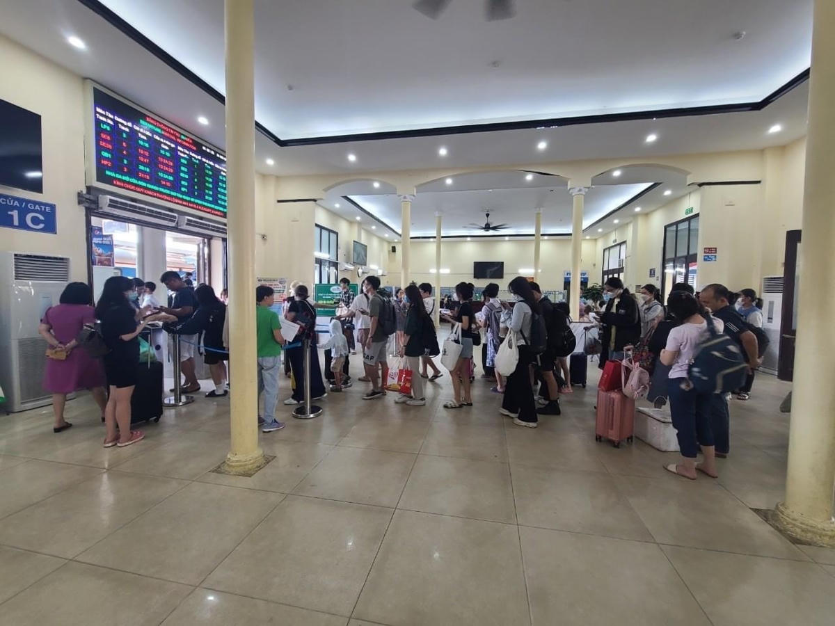 Hành khách xếp hàng đi tàu.