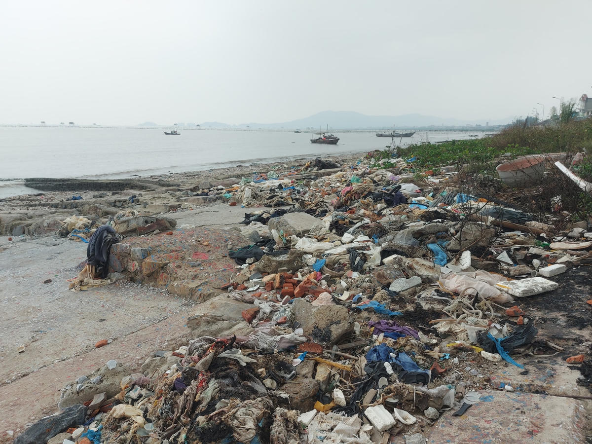 Bờ biển xã Minh Lộc cũng tràn đầy rác thải.