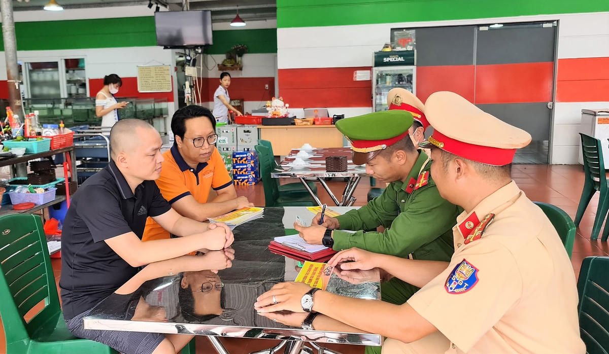 Đội CSGT-TT (Công an TP Hạ Long) tuyên truyền, đề nghị chủ nhà hàng cam kết tuyên truyền, thuyết phục khách hàng đã sử dụng rượu bia thì không lái xe.