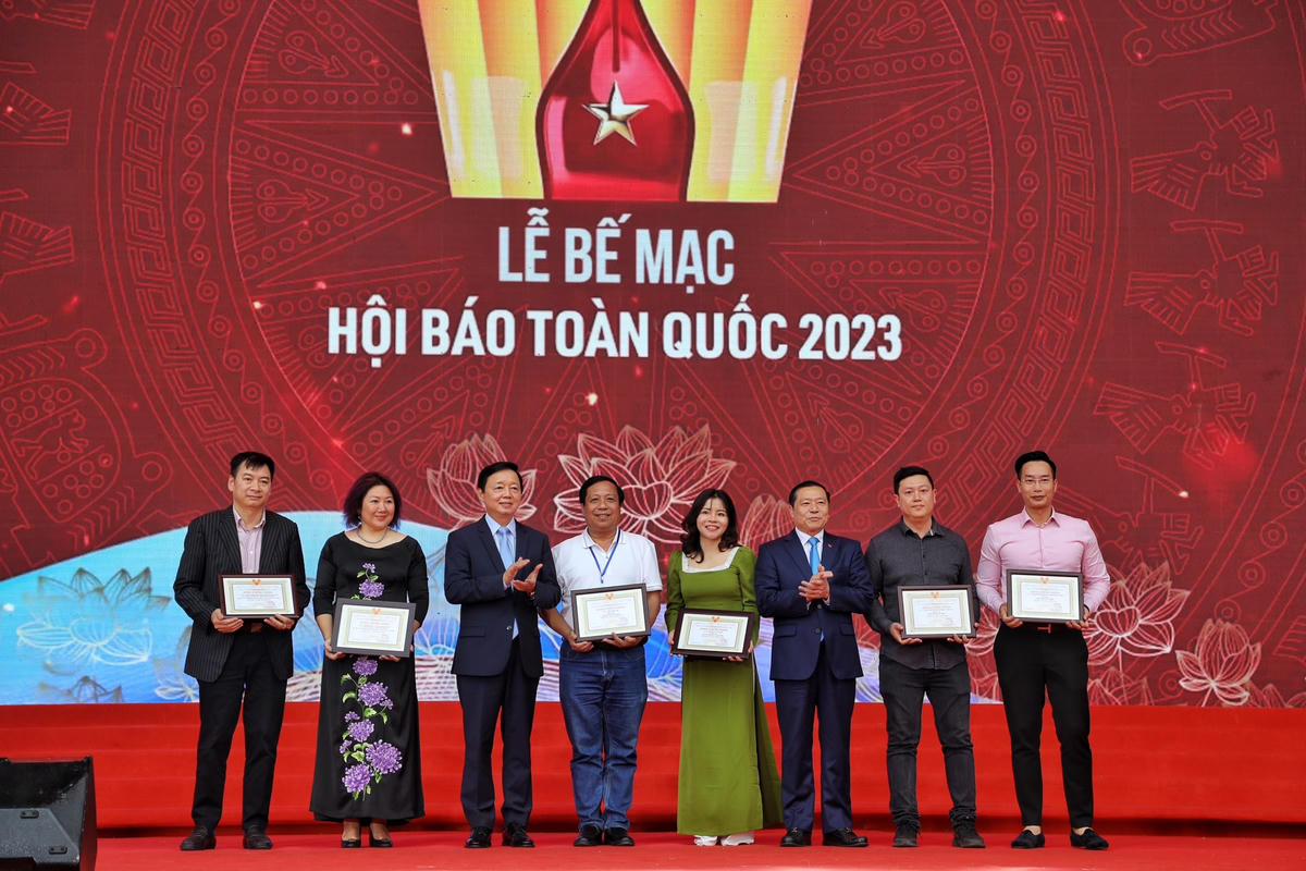 Phó Thủ tướng Trần Hồng Hà trao giải A cho các hạng mục trong khuôn khổ Hội báo.