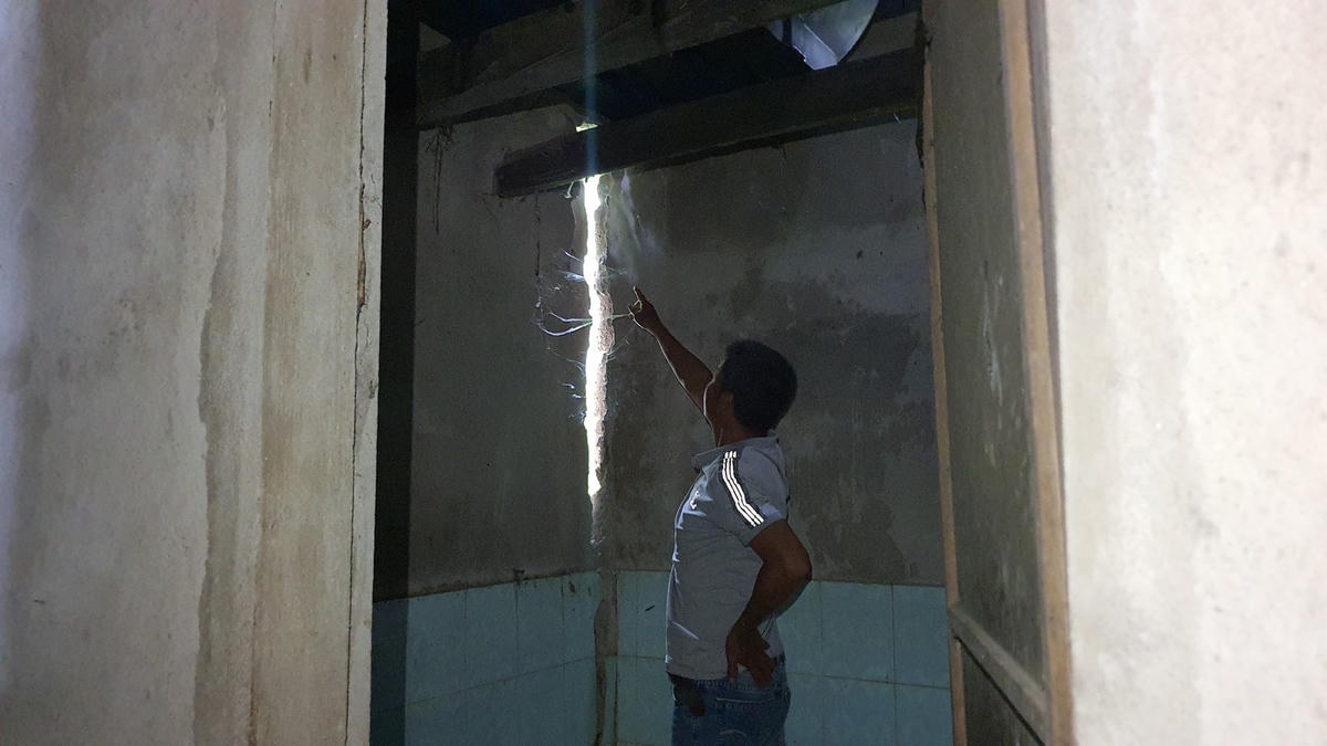 Vết nứt trong nhà anh Tiến được cho là do sạt lở gây ra.  