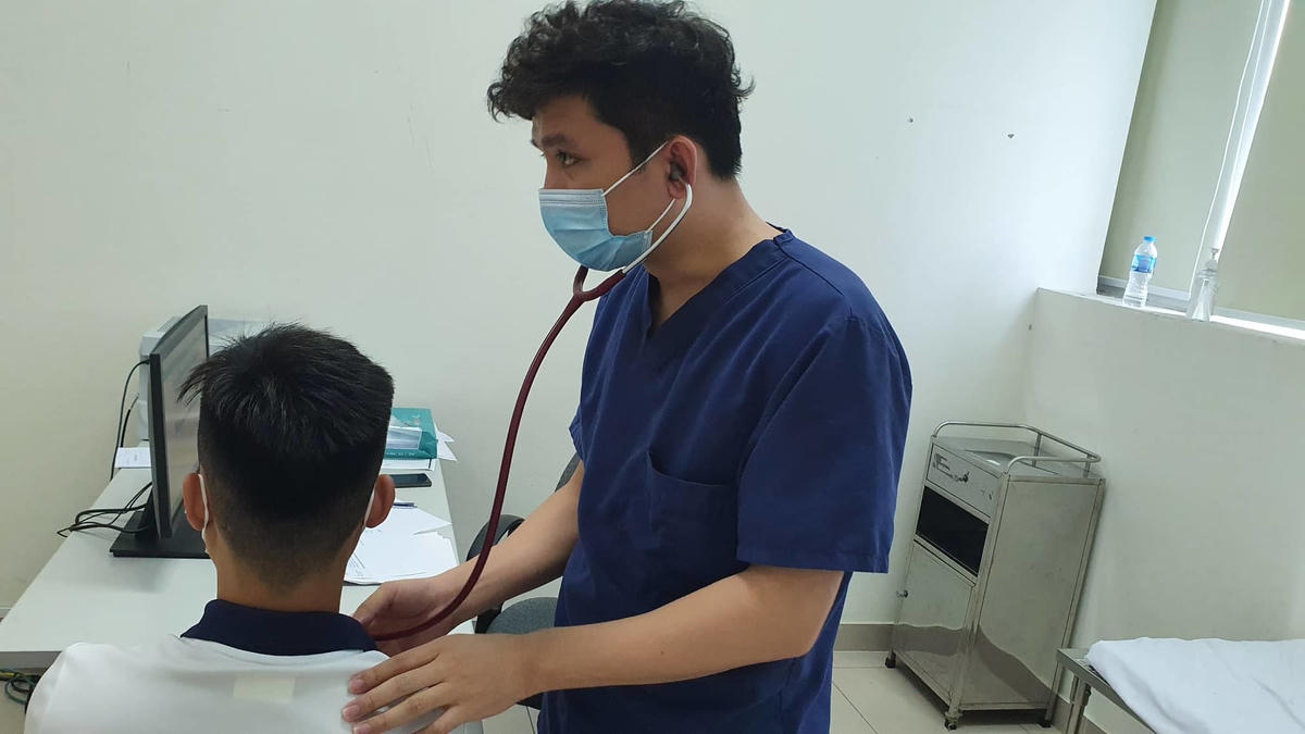 Bác sĩ Lê Văn Thiệu, Khoa Nhiễm khuẩn tổng hợp, Bệnh viện Bệnh Nhiệt đới Trung ương khám cho bệnh nhân.