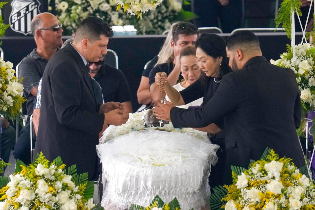 Gia đình bên linh cữu "Vua bóng đá" Pele (Ảnh: AP).