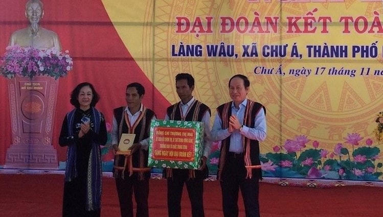 Trưởng Ban Tổ chức Trung ương Trương Thị Mai, Phó Chủ tịch - Tổng Thư ký Ủy ban Trung ương MTTQ Việt Nam Lê Tiến Châu đã tặng nhiều phần quà ý nghĩa cho tỉnh Gia Lai và bà con làng Wâu, xã Chư Á, TP Pleiku.