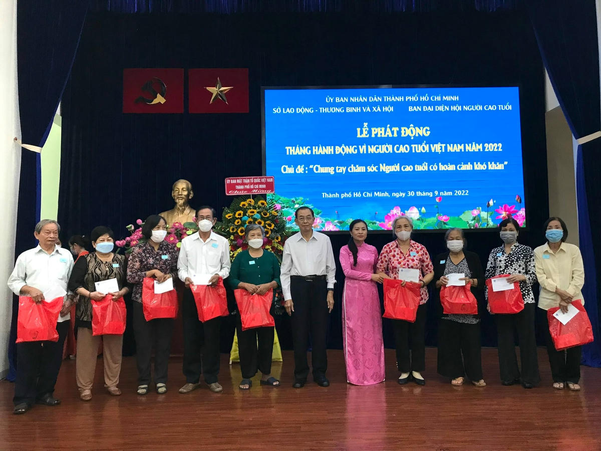 Bà Phan Kiều Thanh Hương và ông Huỳnh Thành Lập trao quà cho NCT có hoàn cảnh khó khăn tại buổi lễ. 