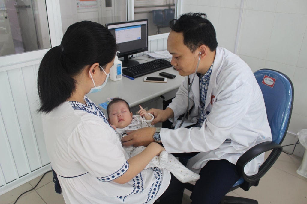 Bác sĩ Bệnh viện Đa khoa khu vực Cẩm Phả khám cho bệnh nhi. Ảnh: H.Q
