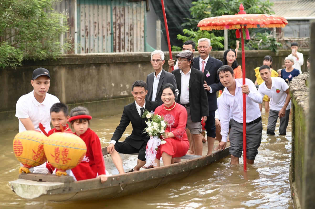 Vẫn theo ông Bùi Xuân Giang, tại tỉnh Quảng Trị nói chung và tại xã Hải Phong nói riêng khoảng thời gian này thường hay diễn ra mưa lụt nên người dân cũng hạn chế tổ chức đám cưới hoặc tiệc tùng. Do đó, 2 đám cưới đã và đang diễn ra trên địa bàn là hết sức đặc biệt, đáng nhớ.