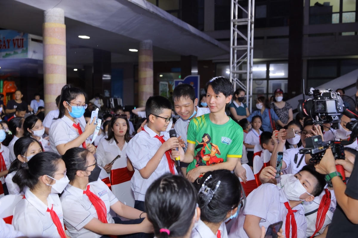 Các em nhỏ sôi nổi phát biểu trong phần giao lưu với chị Thơ Nguyễn. Ảnh: PV.