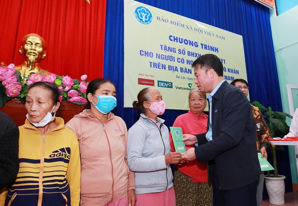 Hưởng ứng Chương trình, từ ngày 23/11/2022 đến nay, ngành BHXH Việt Nam đã huy động được khoảng 10.000 sổ BHXH và 120.000 thẻ BHYT trao tặng cho người có hoàn cảnh khó khăn trên cả nước.