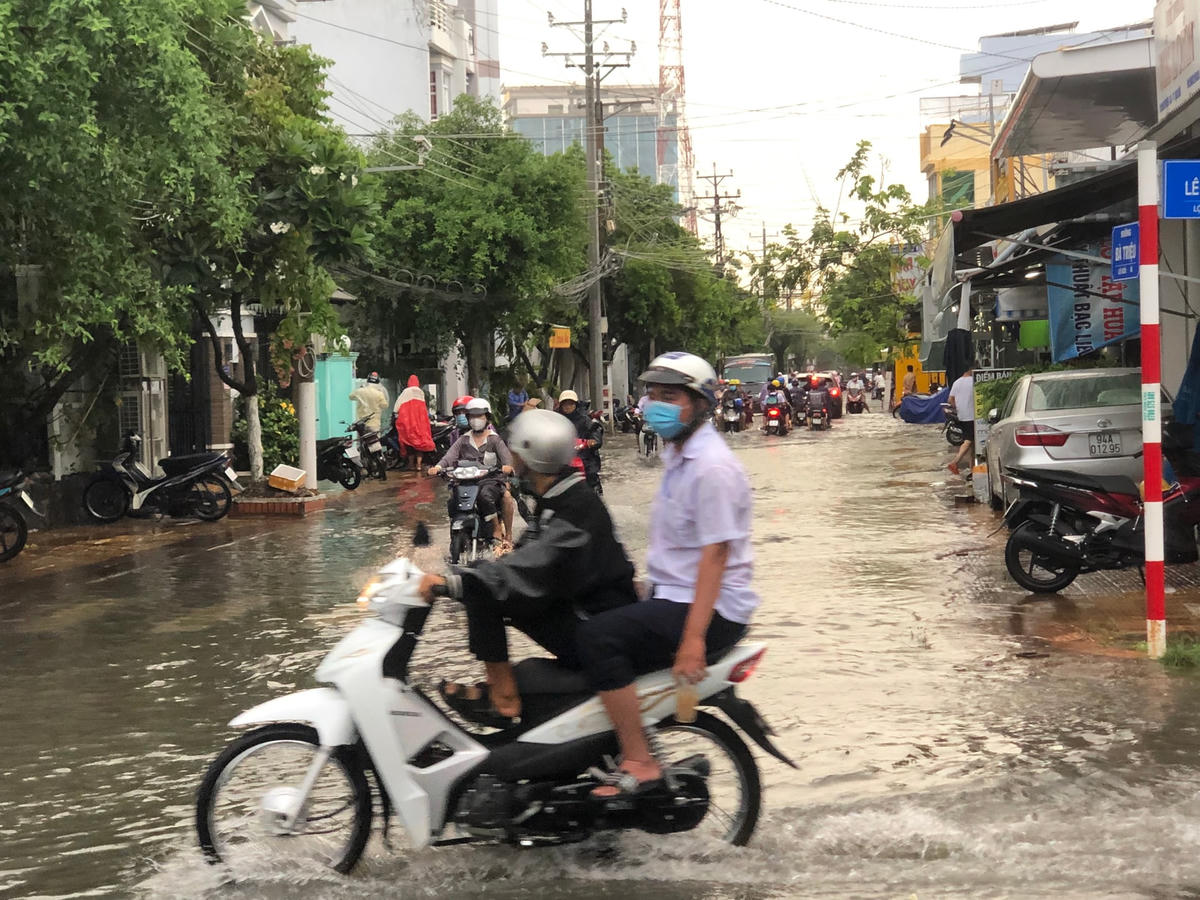 Nước ngập sâu trên nhiều tuyến đường khiến giao thông trở nên hỗ loạn.