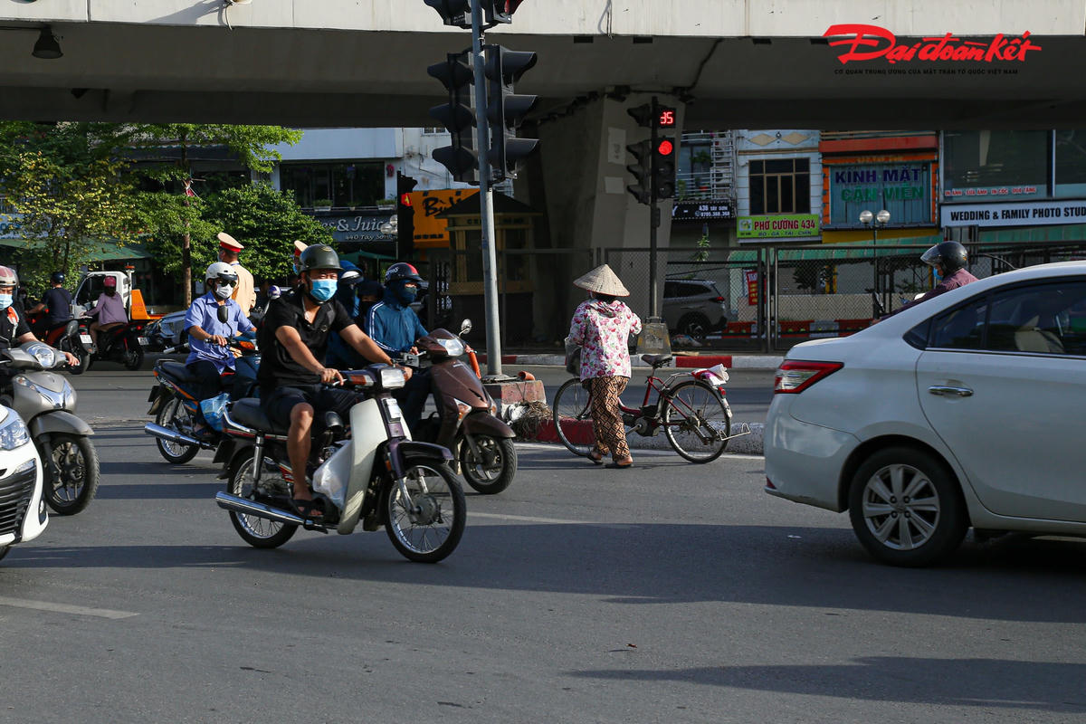 Tổ chức lại giao thông tại Ngã Tư Sở: Lực lượng chức năng căng mình, người dân dần tuân thủ