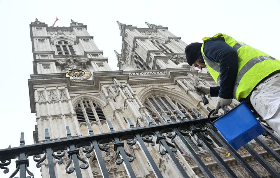 Hàng rào bên ngoài Tu viện Westminster được sơn lại để phục vụ Lễ đăng quang của Vua Charles III. Ảnh: Reuters.