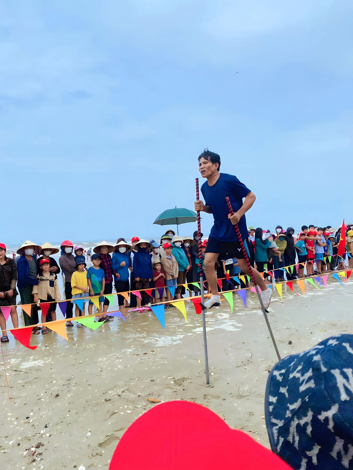 Trò chơi đi cà kheo được bà con Kỳ Anh vô cùng thích thú. Bên cạnh sự khó khăn để điều khiển cà kheo là những tiếng cười giòn tan của người chơi và người cổ vũ. 