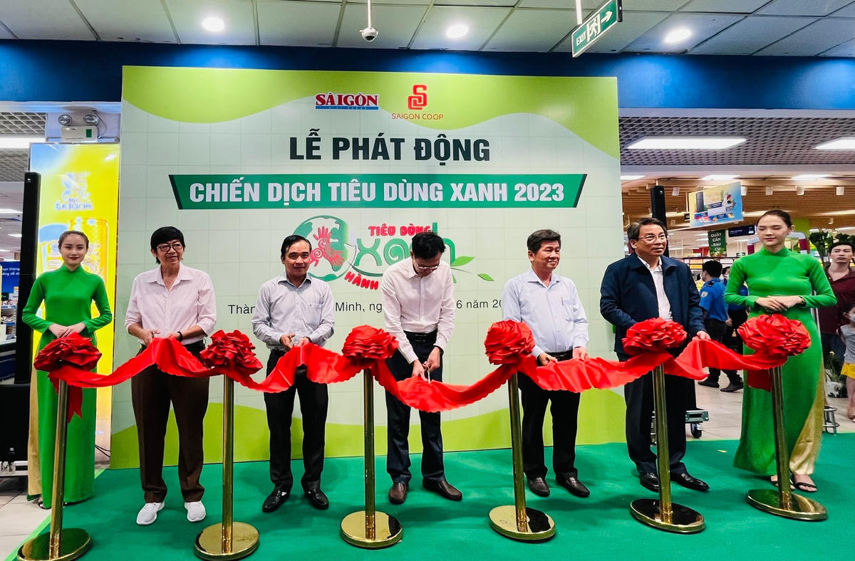 Đại biểu tham gia cắt băng phát động Chiến dịch.