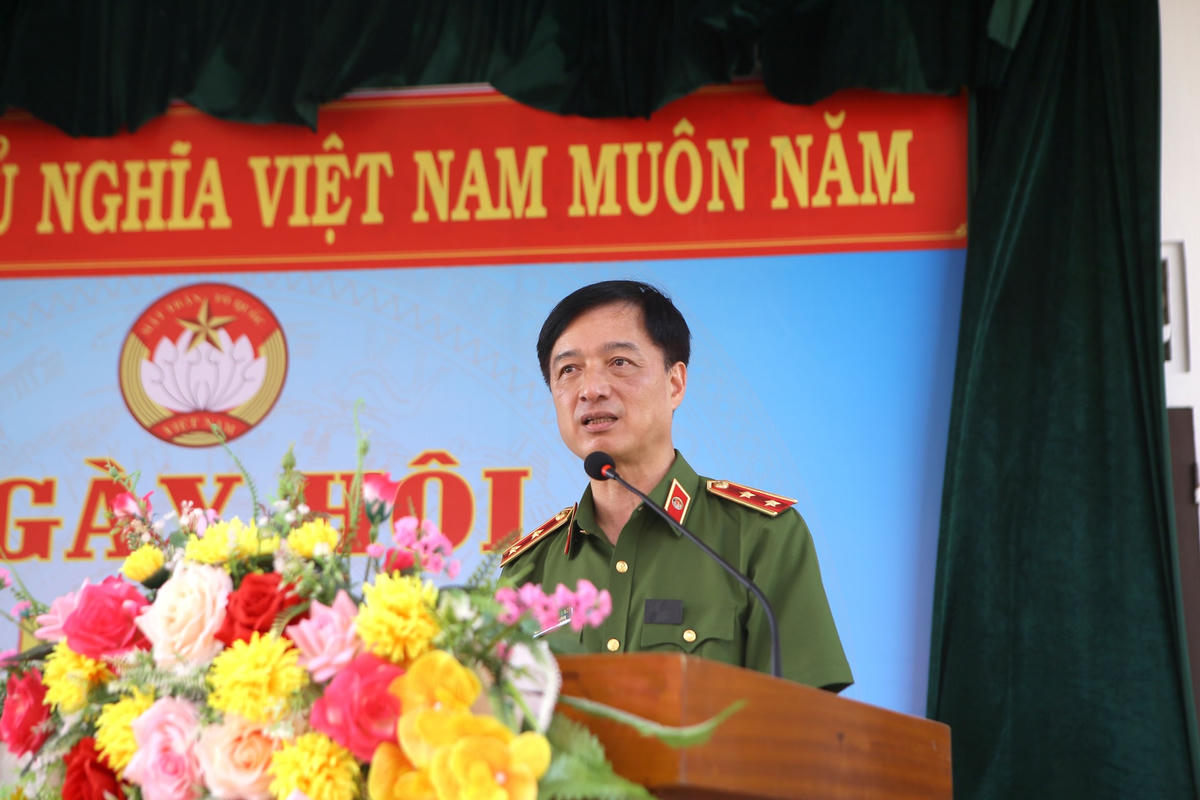 Trung tướng Nguyễn Duy Ngọc, Ủy viên Trung ương Đảng, Thứ trưởng Bộ Công an trò chuyện với cán bộ, nhân dân xóm Lâm Phú.