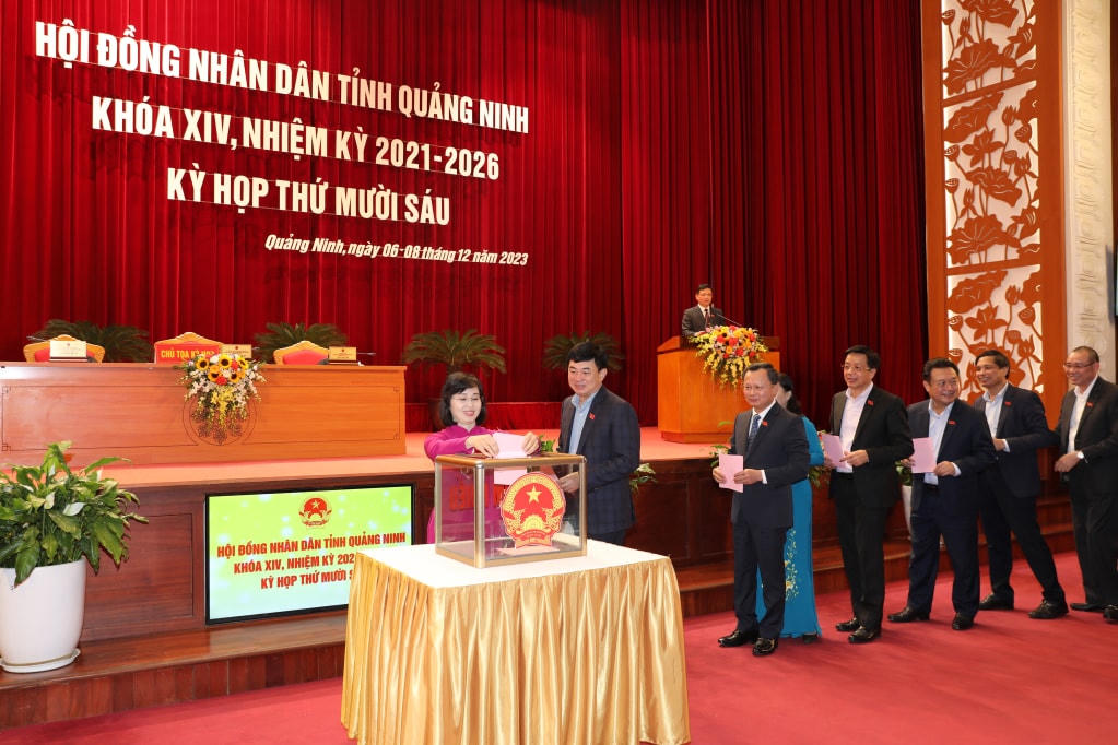 Đại biểu HĐND tỉnh Quảng Ninh bỏ phiếu bầu ông Cao Tường Huy giữ chức Chủ tịch UBND tỉnh Quảng Ninh nhiệm kỳ 2021-2026. Ảnh: QMG