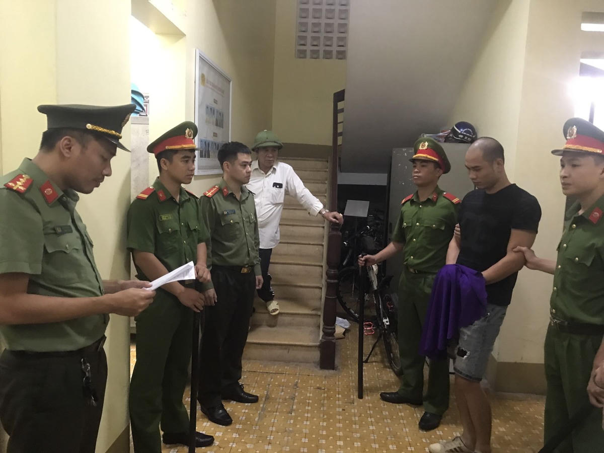 Cơ quan điều tra thi hành Lệnh bắt bị can để tạm giam đối với Từ Văn Luyện (Luyện mặc áo phông cộc tay màu đen). Ảnh: Công an tỉnh Bắc Giang.