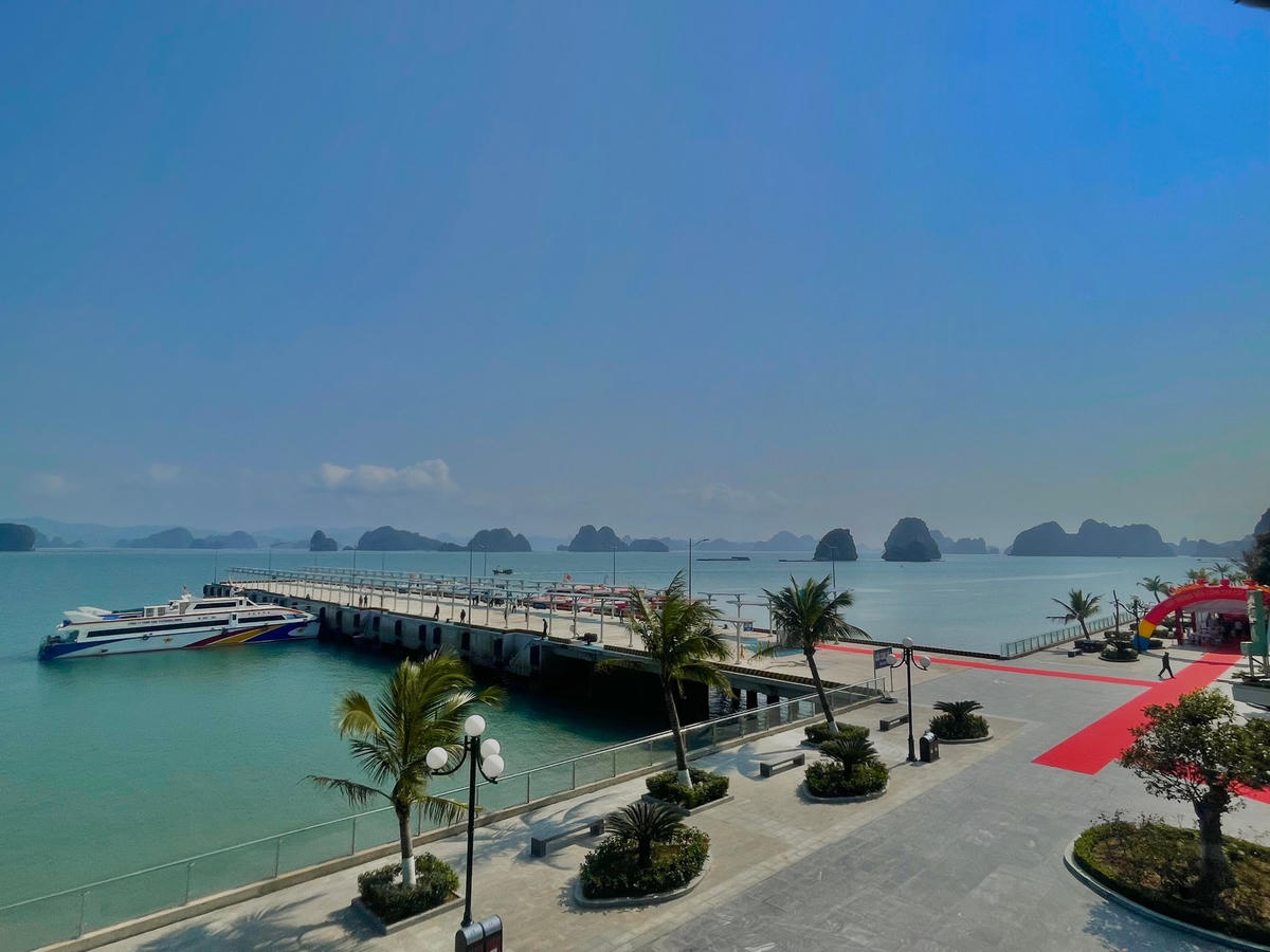 Công trình được thiết kế 5 cầu cảng, 2 cầu rộng 20m, dài 150m có thể tiếp nhận cỡ tàu khai thác lên đến 300 ghế và 3 cầu phụ cho du thuyền, các tàu loại nhỏ. Khu âu tàu có thể tiếp nhận đồng thời 150 tàu du lịch neo đậu.