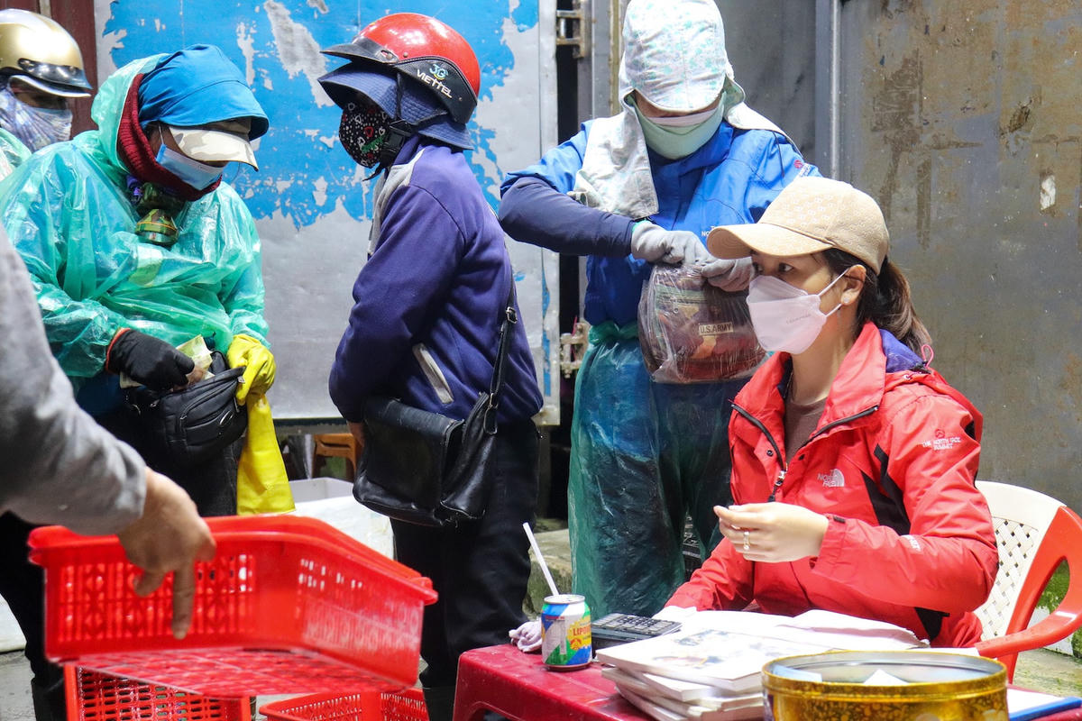 Tỉ mỉ ghi chép lại danh sách những người mua hàng, chị Thuỳ Trang (thương lái ở huyện Vĩnh Linh, Quảng Trị) chia sẻ bí quyết để thu lợi nhuận từ bán cá: “Do chợ có nguồn hải sản phong phú nên thương lái chúng tôi rất dễ để thu mua nguồn hàng, một phần cá lại đầy khoang nên tôi thường trả giá để các chủ thuyền có thể bán mức giá hợp lý và nhanh nhất, vì họ cũng muốn bán thật nhanh để còn theo kịp chuyến biển mới. Sau đó, tôi sẽ đem nguồn hải sản này bán ở các chợ lẻ để lấy công làm lời”.