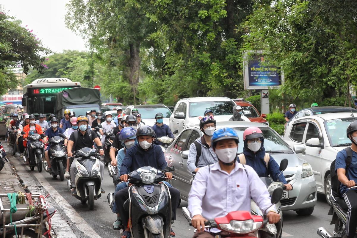 Ngay từ 7h30 ngày 4/5 dòng xe nhộn nhịp qua lại, ôtô, xe máy nối đuôi nhau.