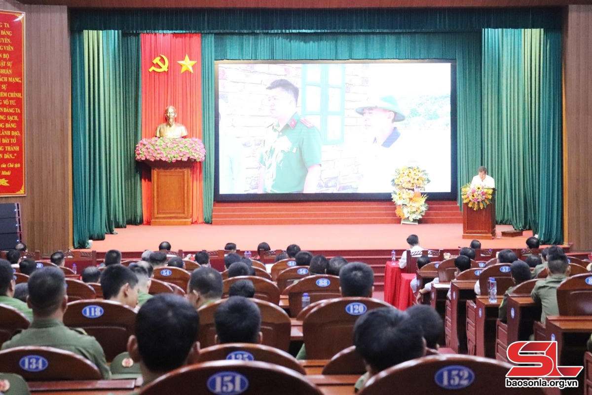 Lễ ra mắt lực lượng tham gia bảo vệ an ninh trật tự ở cơ sở huyện Thuận Châu.
