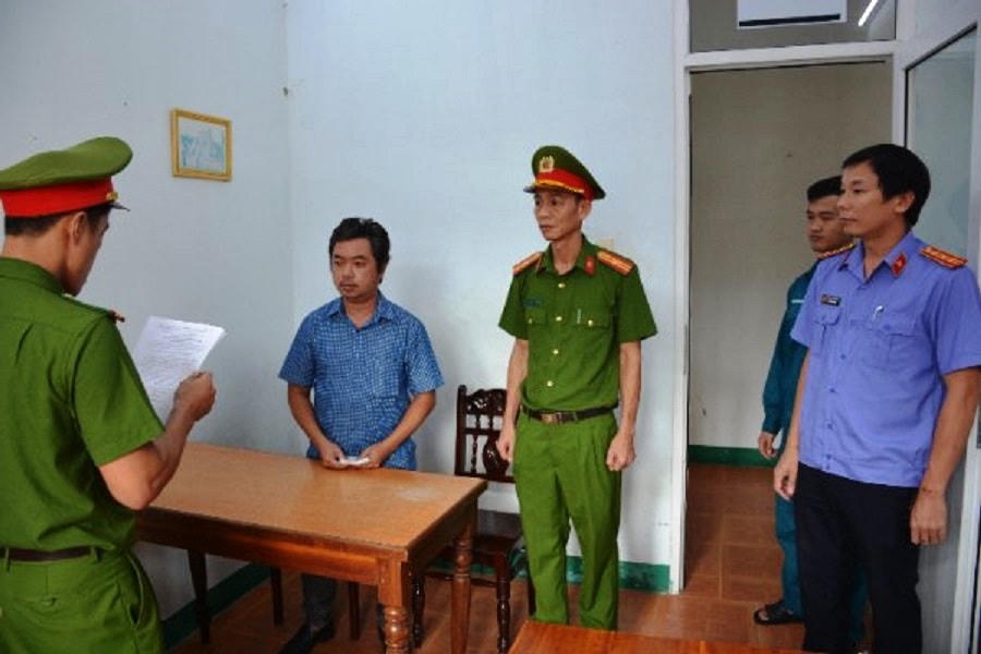 Lực lượng Công an đọc quyết định bắt Nguyễn Hoàng Minh. 