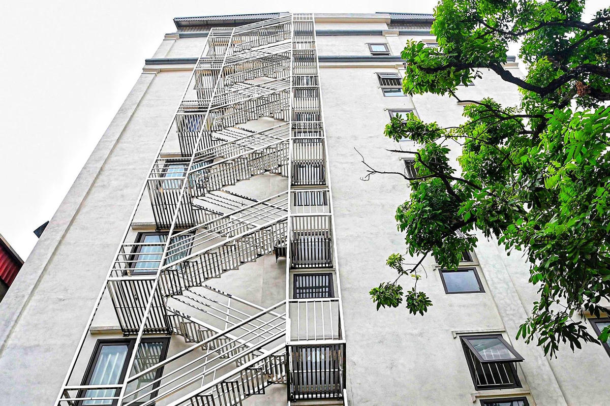 Tương tự, tại ngõ 58 phố Thanh Bình (quận Hà Đông) căn nhà 8 tầng cũng được chủ nhà chi hơn 100 triệu đồng để lắp hệ thống thang thoát hiểm.