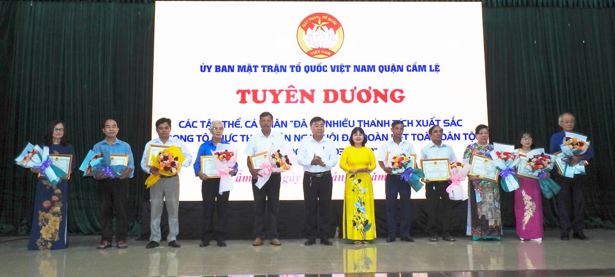 Tập thể, cá nhân có thành tích xuất sắc trong tổ chức thực hiện Ngày hội Đại đoàn kết toàn dân tộc giai đoạn 2003 - 2023 của quận Cẩm Lệ (Đà Nẵng). Ảnh: Thanh Tùng.