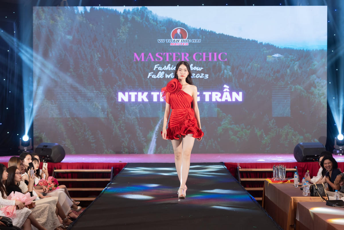 Sự kiện cũng là nơi thể hiện tính đa dạng và sáng tạo của thế hệ nhà thiết kế trẻ tài năng thông qua 8 bộ sưu tập thời trang độc đáo.