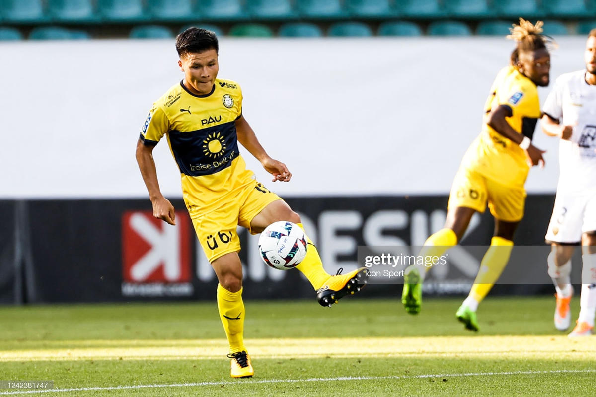 Quang Hải thi đấu trong màu áo PAU FC ở Pháp. Ảnh: Getty.