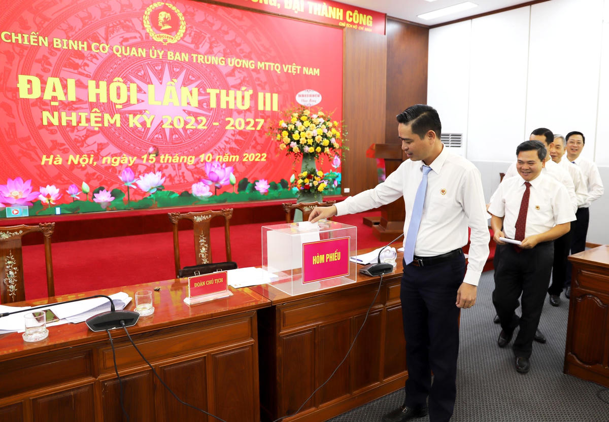 Đại biểu bỏ phiếu tại Đại hội.