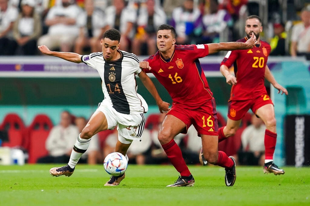 Tây Ban Nha và Đức bất phân thắng bại trên sân Al Bayt (Ảnh: AP).