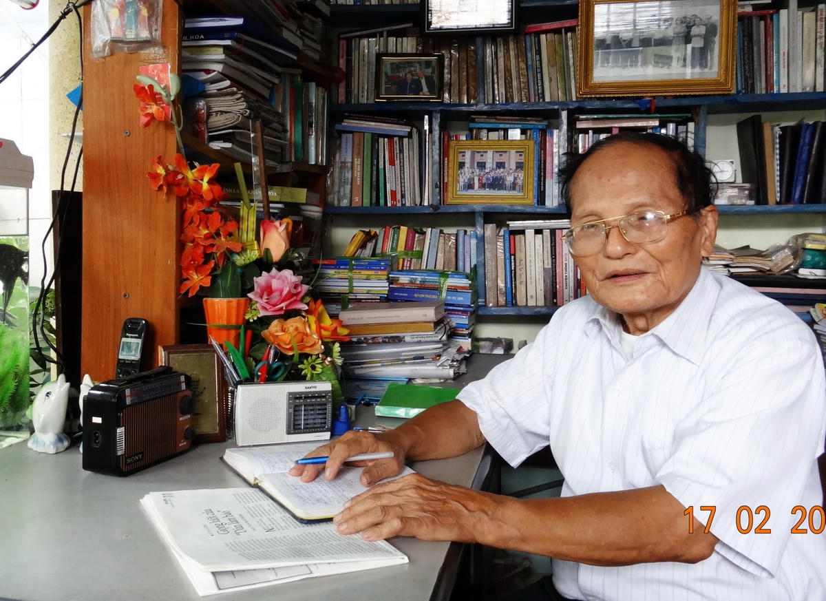 Nhà thơ Giang Nam đang ở phòng làm việc tại gia đình.