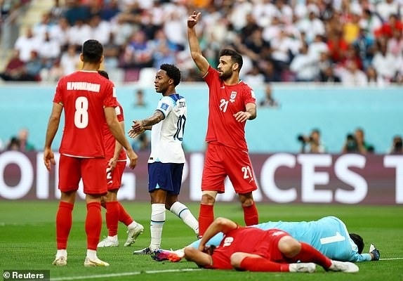 Đội ngũ y tế đã phải mất hơn 10 phút để chăm sóc cho các cầu thủ Iran gặp chấn thương (Ảnh: Reuters).