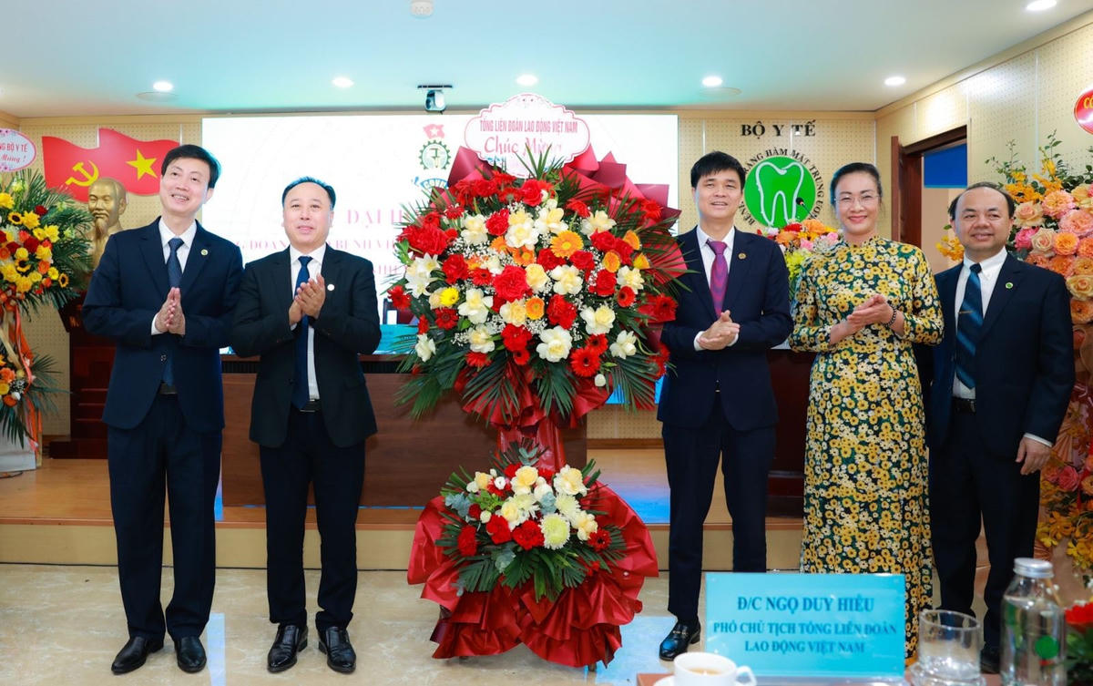 Phó Chủ tịch Tổng Liên đoàn Lao động Việt Nam Ngọ Duy Hiểu (thứ 3 từ bên phải) chúc mừng Đại hội Công đoàn cơ sở Bệnh viện Răng Hàm Mặt trung ương.