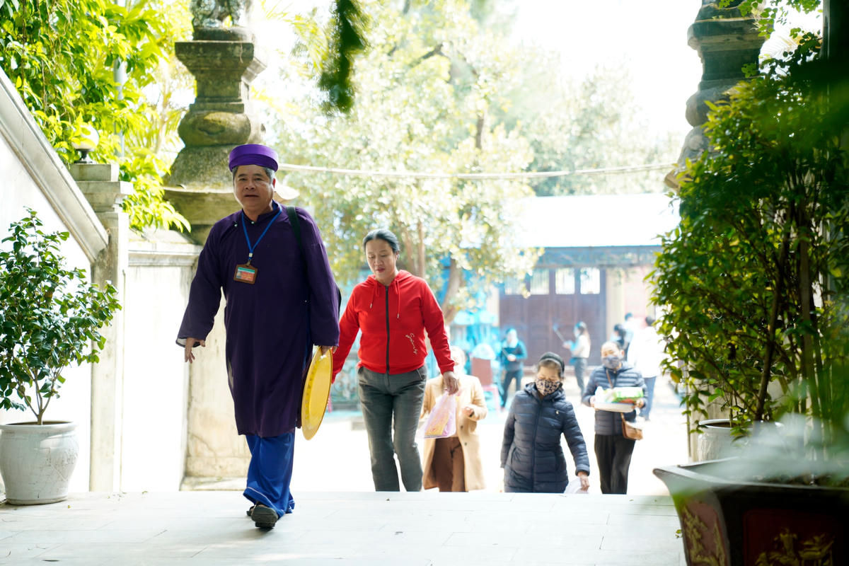 Du khách không chỉ riêng người dân ở Hà Tĩnh mà còn có khách các tỉnh, thành phố khác. Đi đền Chế thắng Phu nhân Nguyễn Thị Bích Châu đã trở thành tục lệ, mang nét đẹp văn hóa truyền thống của nhiều du khách muôn phương.
